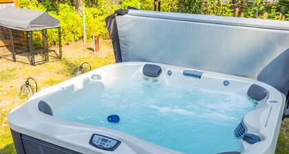 Borealis Abode: Abundant Amenities; Private Hot Tub, Pool Table, and King Bed