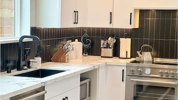 Een koelkast, een magnetron, een oven, een kookplaat