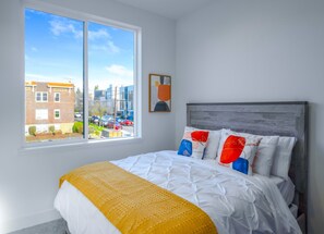 3 bedrooms, desk, iron/ironing board, free WiFi - Luxe home near Space Needle & Lumen Field w/Views (Seattle)