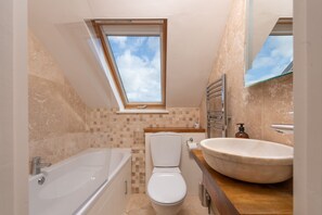 Duschwanne, Haartrockner, Handtücher