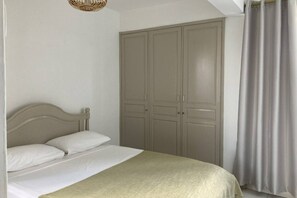 2 bedrooms, iron/ironing board, WiFi, bed sheets - La Péninsule - Town Apartment in Curepipe (Curepipe)