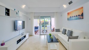 TV - Cozy Beach Side Apartment With Pool (Estepona)