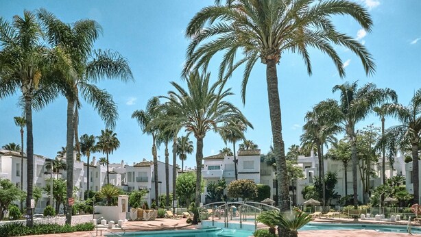 Pool - Cozy Beach Side Apartment With Pool (Estepona)