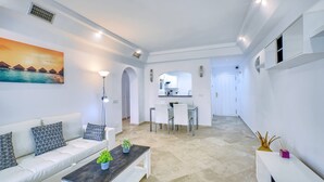 TV - Cozy Beach Side Apartment With Pool (Estepona)