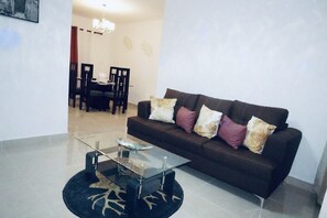 Luxury-Apartment | Wohnbereich | 50-Zoll-Flachbildfernseher mit Digitalempfang, Fernseher