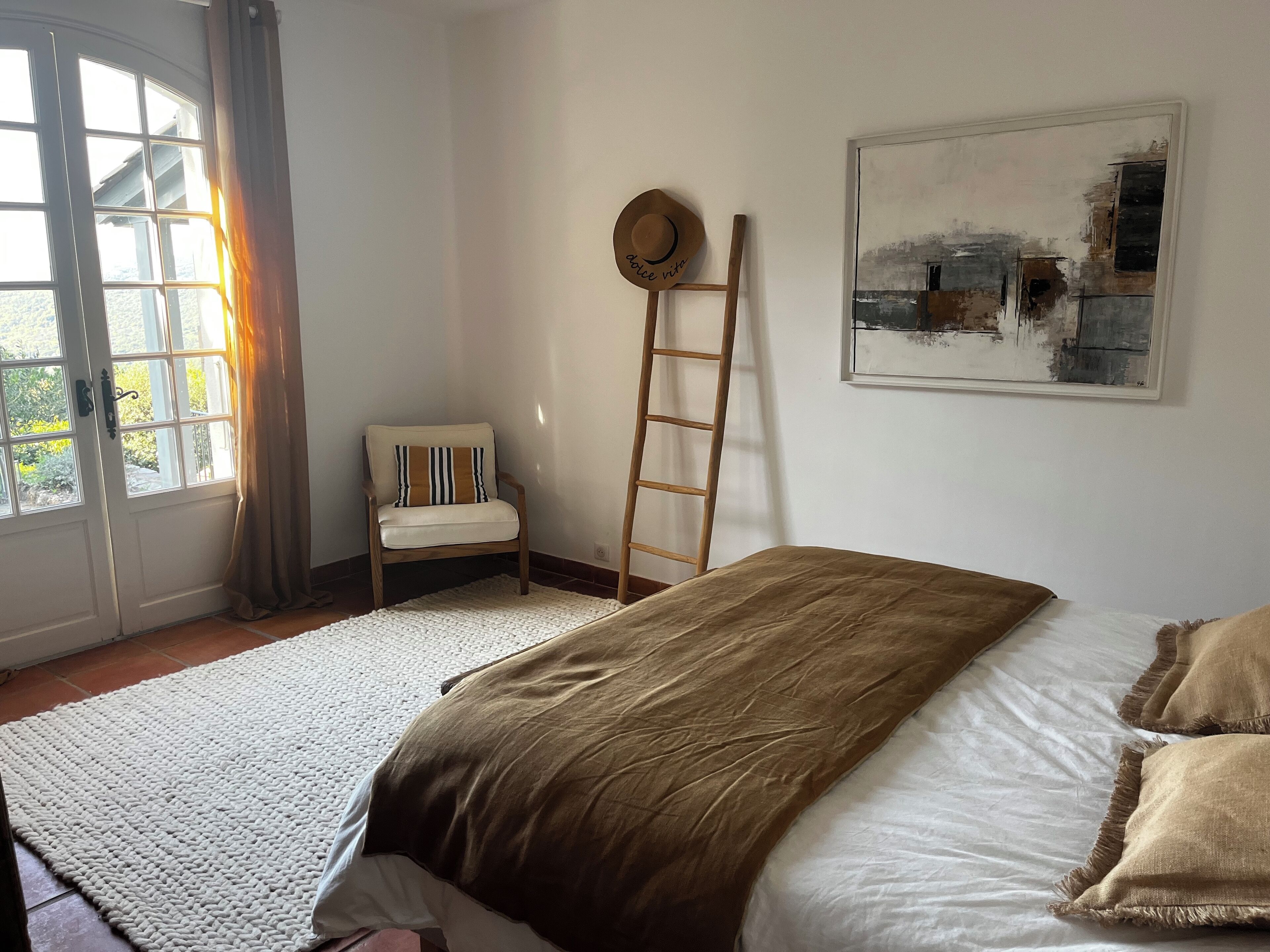 5 bedrooms, travel cot, free WiFi, bed sheets