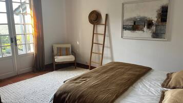 5 bedrooms, travel cot, free WiFi, bed sheets