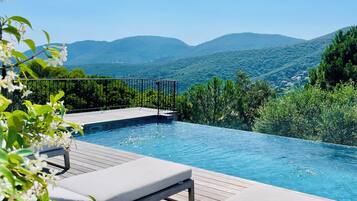 Een buitenzwembad en een verwarmd zwembad