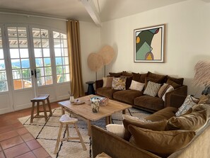 Smart TV, fireplace, books, stereo - Magnificent view of the sea and hills from this charming, tastefully decorated house! (La Croix-Valmer)