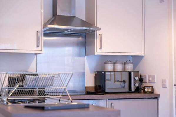 Réfrigérateur, micro-ondes, four, grille-pain