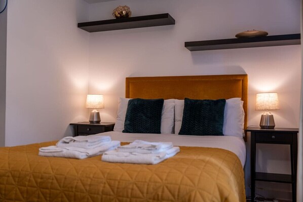 1 bedroom, desk, iron/ironing board, WiFi