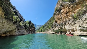 Douche, sèche-cheveux, serviettes fournies, savon