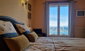 3 chambres, fer et planche à repasser, lit de bébé portatif