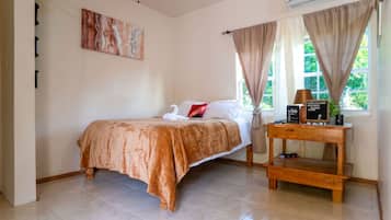 Cortinas blackout, tabla de planchar con plancha y wifi gratis