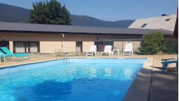 Seasonal outdoor pool, pool umbrellas, sun loungers