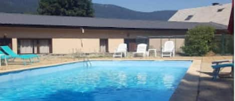 Piscine extérieure (ouverte en saison), parasols de plage