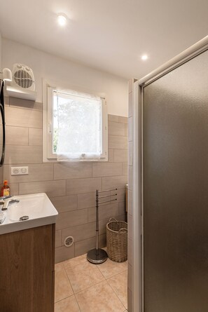 Dusche, Haartrockner, Toilettenpapier