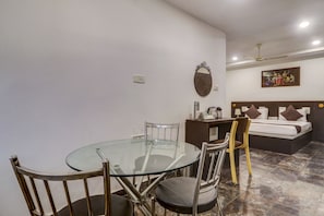 Business Suite, 1 Bedroom | In-room dining