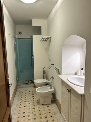 Douche, sèche-cheveux, bidet, serviettes fournies