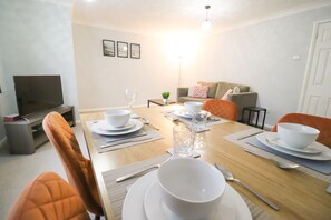 Familienapartment | Eigene Küche | Großer Kühlschrank, Mikrowelle, Ofen, Herdplatte