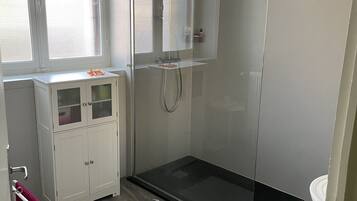 Secadora de cabello y papel de baño