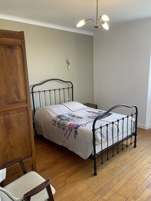 4 bedrooms, desk, iron/ironing board, free WiFi