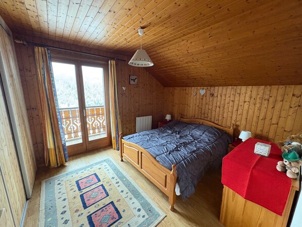 3 bedrooms, iron/ironing board, travel cot, free WiFi