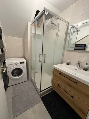 Shower, hair dryer, soap, shampoo - Châtel - Roitet : 3P apartment, quiet, breathtaking view in Chalet Lou P'nots  (Châtel)