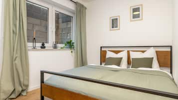 1 bedroom, desk, iron/ironing board, WiFi