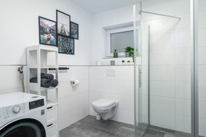 Dusche, Haartrockner, Handtücher, Seife