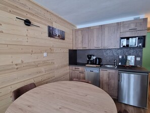 Réfrigérateur, micro-ondes, plaque de cuisson, lave-vaisselle
