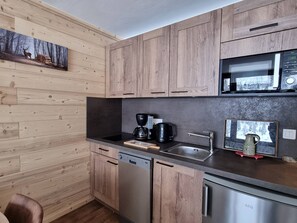 Réfrigérateur, micro-ondes, plaque de cuisson, lave-vaisselle