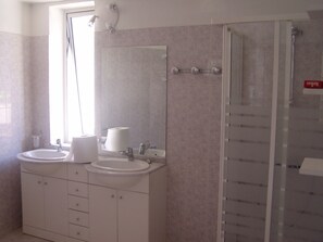 Shower, eco-friendly toiletries, towels - Country house with large garden and swimming pool, 12km from beach and lake (Naujac-sur-Mer)
