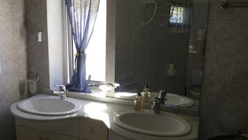 Douche, articles de toilette écologiques, serviettes fournies