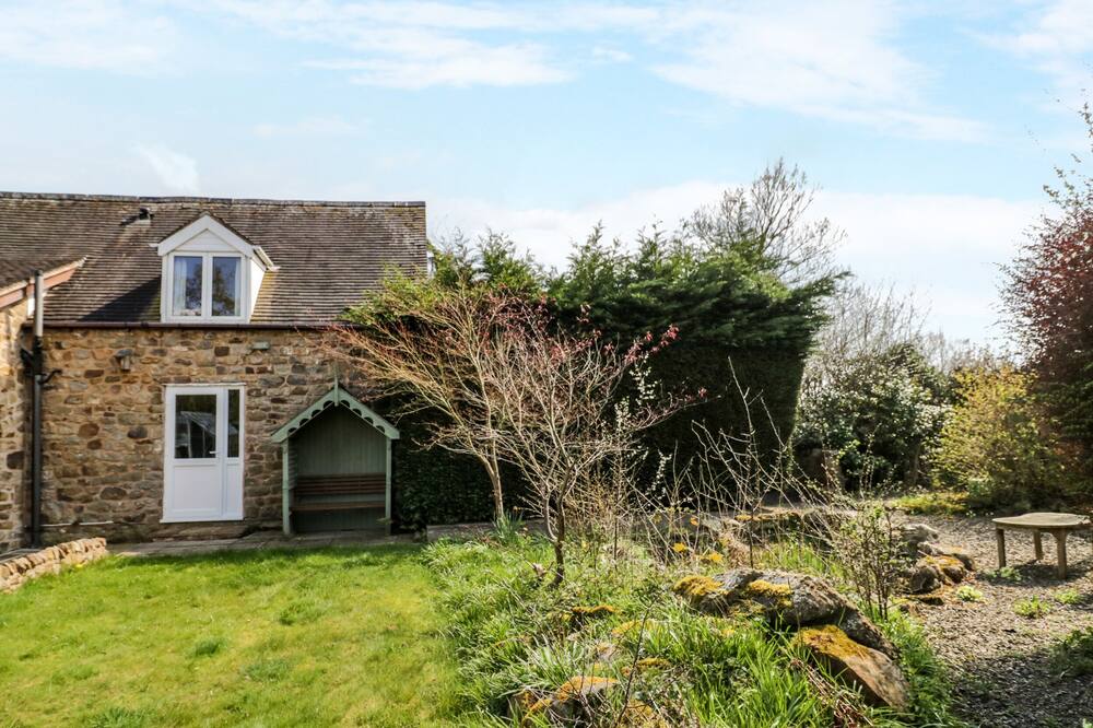 STONEHAVEN, romantic, character holiday cottage in Cleobury Mortimer