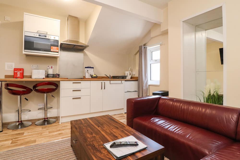 SUITE 12, romantic, character holiday cottage in Blackpool