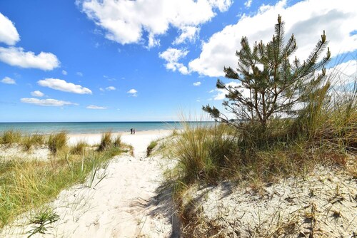 Sea view for 4 people, 2 en-suite bathrooms, balcony, directly on the beach