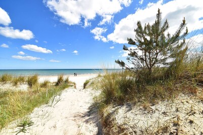 Sea view for 4 people, 2 en-suite bathrooms, balcony, directly on the beach