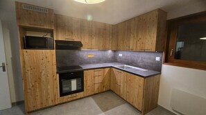 ثلاجة، ميكروويف، فرن، موقد طهي مسطح