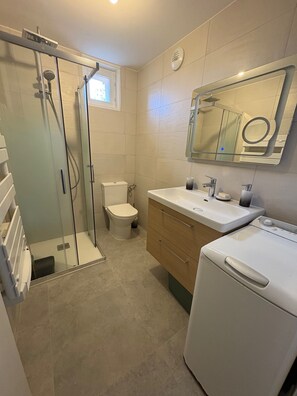 Shower, hair dryer, soap, shampoo - Apartment in Chatel/Roitet with view of Chatel and Abondance Valley (Châtel)
