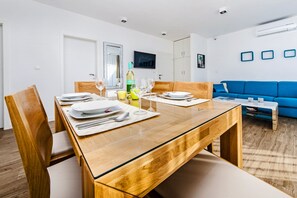 Dining - Directly on the beach - vacation apartment B (Fažana)
