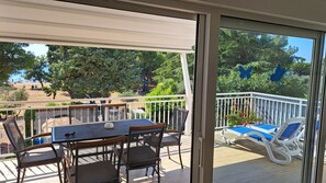 Outdoor dining - Directly on the beach - vacation apartment B (Fažana)