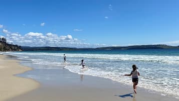 Una spiaggia nelle vicinanze