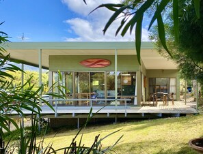 Outdoor dining - Located seconds from the beach and perfect for families and couples (Spring Beach)