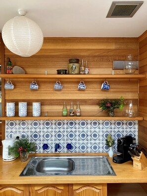 Fridge, microwave, oven, stovetop - Located seconds from the beach and perfect for families and couples (Spring Beach)