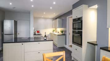 Cottage | Cucina privata | Frigorifero, lavastoviglie, bollitore elettrico, tostapane