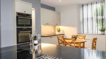 Cottage | Private kitchen | Fridge, dishwasher, electric kettle, toaster