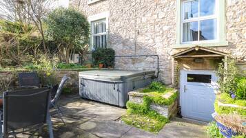 Cottage | Outdoor spa tub