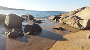 A rocky beach with large boulders and clear water. - Villa Cursaninco - sea view (Corbara)