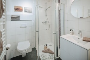 Douche, articles de toilette gratuits, sèche-cheveux